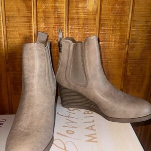 Blowfish Tan Ankle Booties Modern Casual Style